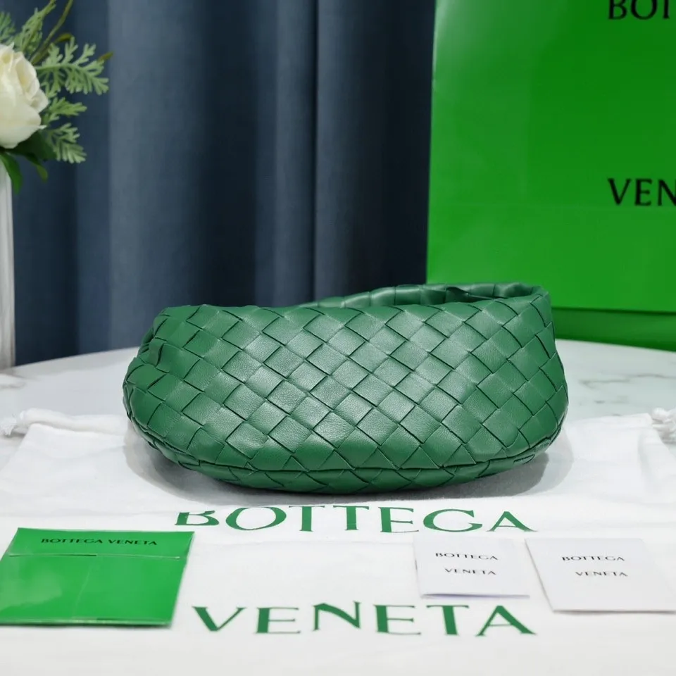 Batch 1120 BV Bottega Veneta's new early spring women's MINI JODIE handbag BV bag 🔥The new method is based on the original rounded corners, knotted with classic woven leather round hobo bag, The most iconic triangular pull-out design, using sheepskin draped soft shape, is super suitable for concave shapes~ Jodie feels really gentle to people, and is definitely the best item for daily matching. It has the same weave, new elements and twists, is compact and versatile, and is the new favorite of street style Internet celebrities! Dimensions: 23x28x8 Model: 6699-1